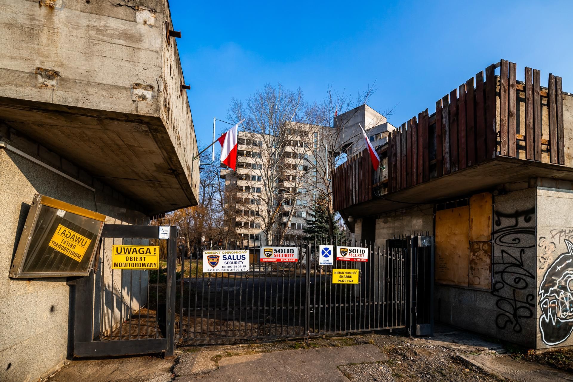 Szpiegowo, blok na Sobieskiego 100 w Warszawie