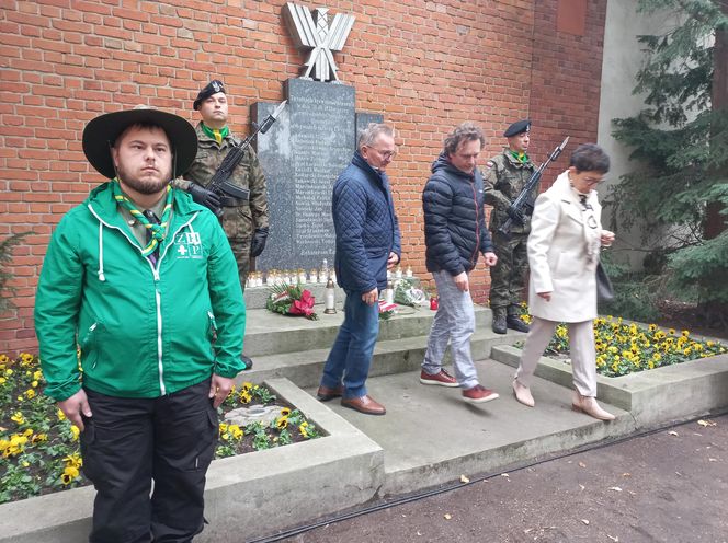 Zapalono znicze dla rozstrzelanych mieszkańców Leszna. W rocznicę tragicznych wydarzeń [ZDJĘCIA]