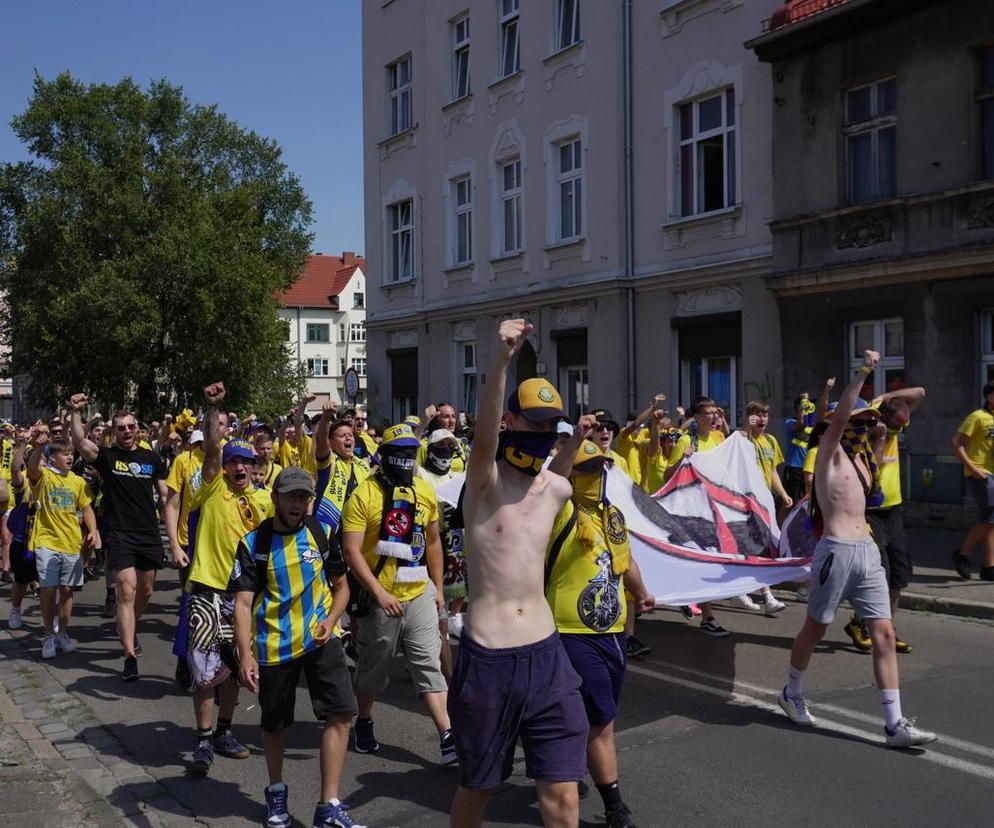 Przemarsz kibiców Stali Gorzów przed meczem z Falubazem Zielona Góra