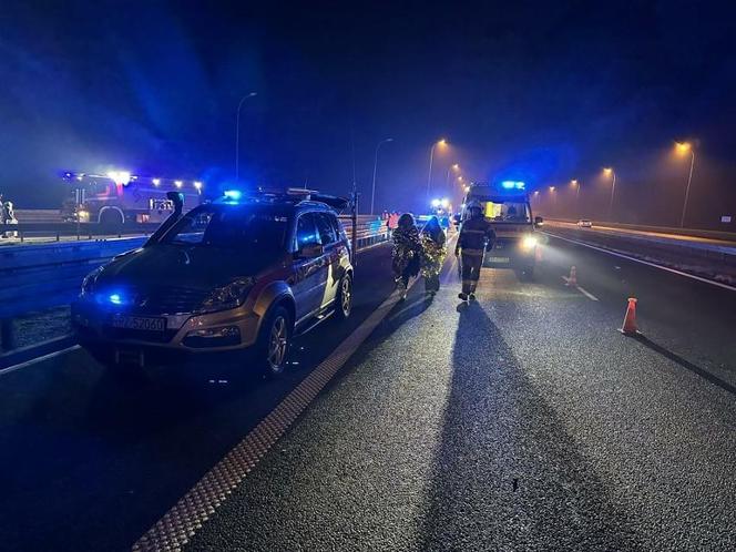 Autokar staranował barierki i spoczął w rowie. 65 pasażerów utknęło na autostradzie A4