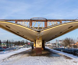 Najpiękniejsze stacje kolejowe Warszawy. Sprawdź, na które PRL-owskie i modernistyczne obiekty warto zwrócić uwagę