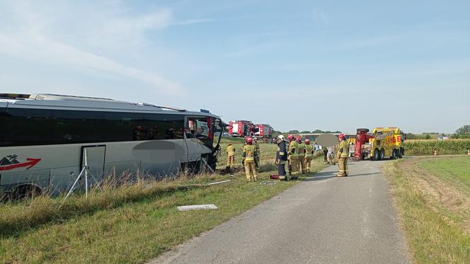 Wypadek na A4 pod Krapkowicami. Osiem osób rannych po zderzeniu autobusa i busa [ZDJĘCIA]