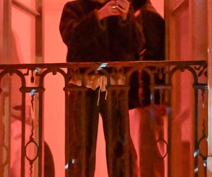 Maciej Musiał całował ukochaną na balkonie