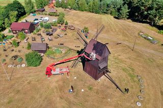 Remont wiatraków w Osiecznej 