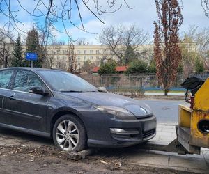 Samochód porzucony na chodniku przy ul. Odyńca 