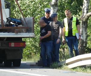 Wymusił pierwszeństwo przed motocyklistą. 62-latek wpadł pod ciężarówkę. Zginął na miejscu