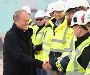 iebrowo, 15.10.2025. Premier RP Donald Tusk podczas wizyty na miejscu planowanej budowy pierwszej polskiej elektrowni jądrowej Lubiatowo – Kopalino w Biebrowie (woj. pomorskie)