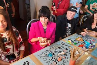 Magiczne pierniki. Gwiazdy przygotowują ciastka w słusznym celu