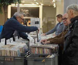 Zimowy Kiermasz Płyt Winylowych w Bydgoszczy. Czarne krążki przyciągnęły tłumy! 