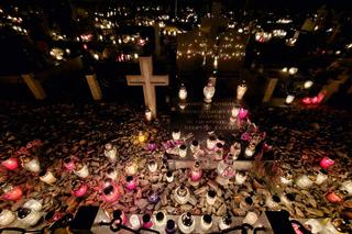 Świąteczne cmentarze po zmroku