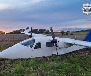 Samolot awaryjnie lądował na polu rolnym. Na miejscu interweniowały służby