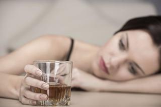Kobiecy alkoholizm: kobieta w alkoholowej pułapce
