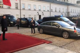 Ale wstyd! Opancerzone Renault prezydenta Francji zepsuło się pod Pałacem Prezydenckim! - WIDEO