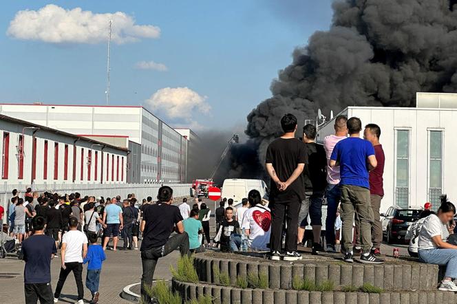 Mazowieckie. Pożar hali w Wólce Kosowskiej. Trwa ewakuacja i gaszenie obiektu [ZDJĘCIA]