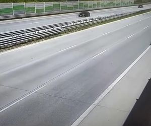 Wiceminister infrastruktury o szokującym zdarzeniu na A1 pod Piotrkowem Tryb. Kierowca BMW jechał pod prąd prosto na niego [ZDJĘCIA].