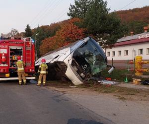 Wypadek autokaru w Grabownicy Starzeńskiej! Poszkodowanych jest kilka osób [WIDEO]