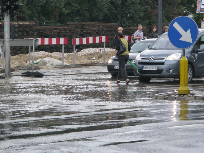 Warszawa: Awaria wodociągu. Powódź na ulicy Marynarskiej (GALERIA)