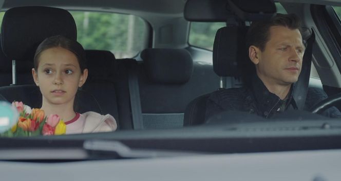 M jak miłość odc. 1886. Hania (Wiktoria Basik), Adam Karski (Patryk Szwichtenberg)