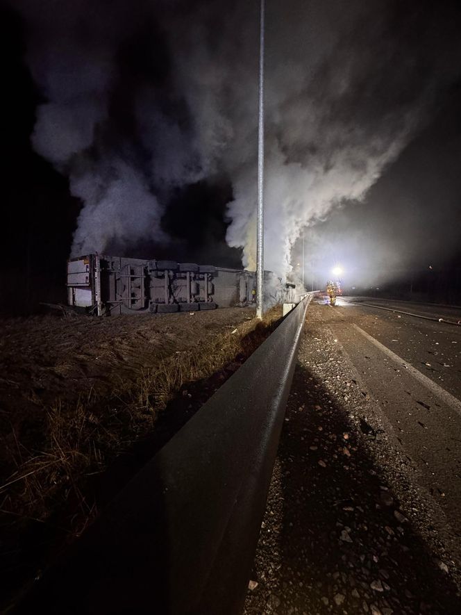 Pożar ciągnika z naczepą na DK 79 w Jaworznie. Kierujący trafił do szpitala