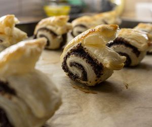 Biorę ciasto francuskie i mak. W kilka chwil mam całą blachę imprezowych wytrawnych roladek 