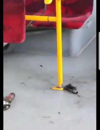 Spalone rzeczy po wybuchu w autobusie miejskim