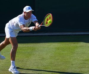 Życiowy sukces Kamila Majchrzaka na Wimbledonie! Demolka w 2. rundzie