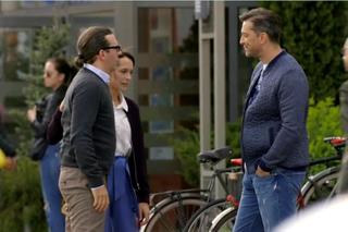 Na dobre i na złe odc. 713. Julka Burska (Aleksandra Hamkało), Marcin Molenda (Filip Bobek), Artur Bart (Piotr Głowacki)