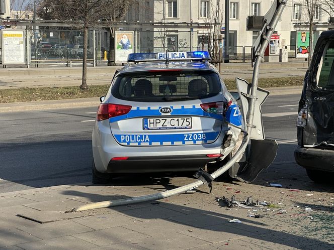 Kolizja zablokowała ruch na skrzyżowaniu. W rozpędzony radiowóz uderzył drugi samochód