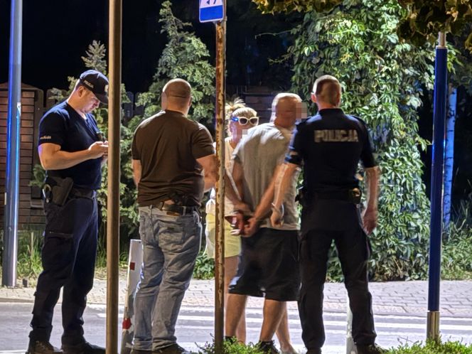 Atak ostrym narzędziem na Białołęce. Pod drzwiami pełno śladów krwi