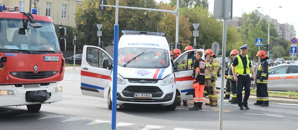 Wypadek karetki na skrzyżowaniu ulic Bukowińskiej i Wilanowskiej