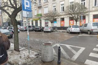 Na ulicy Targowej zginął 38-latek. Tak chodnik wygląda dzień po tragedii