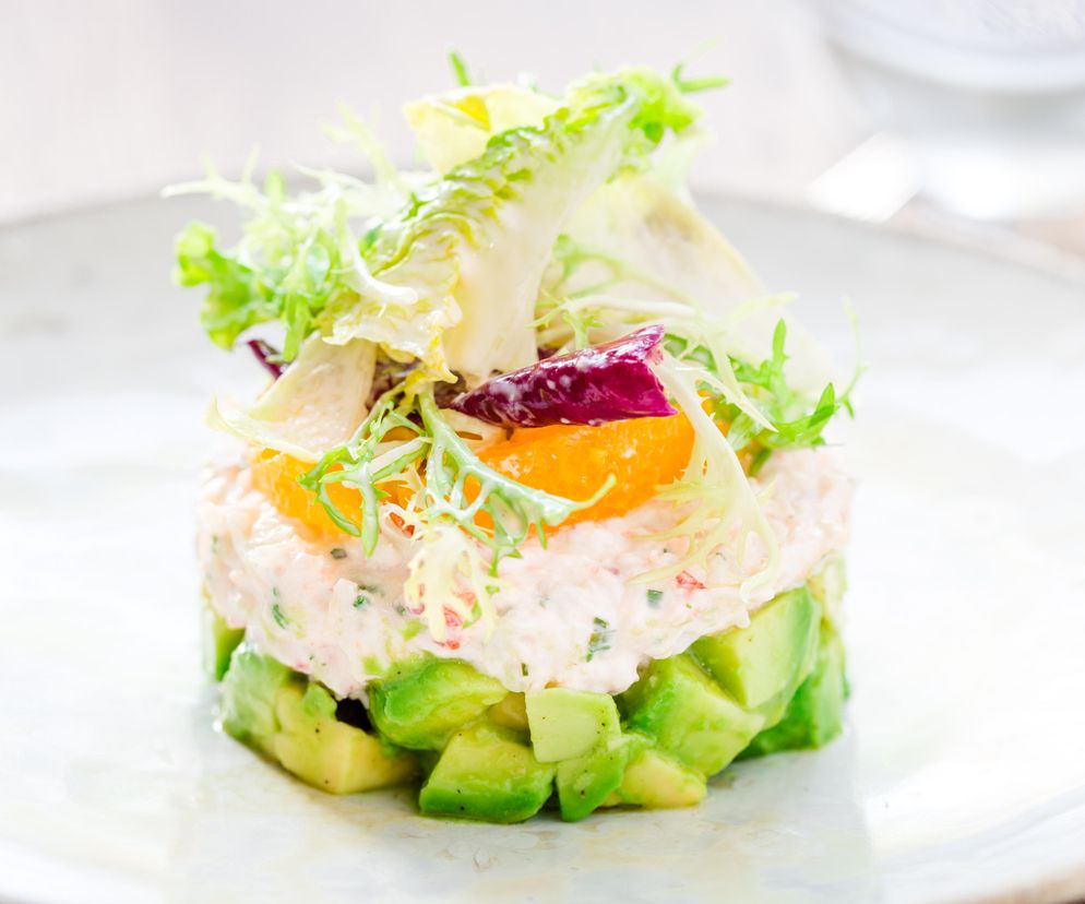 Zapomnij o sałatce gyros. Zamiast tego przygotuj pyszną sałatkę warstwową z krewetkami