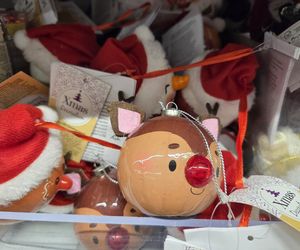 Lato się kończy, a w sklepach już święta Bożego Narodzenia. Klienci w szoku. To przesada!