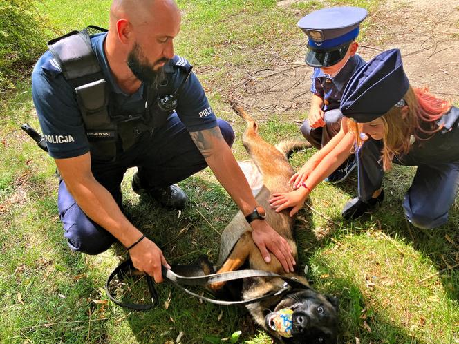 Wyjątkowa wizyta 7-letniego bohatera. Lucjan pojawił się w Komendzie Miejskiej Policji w Toruniu