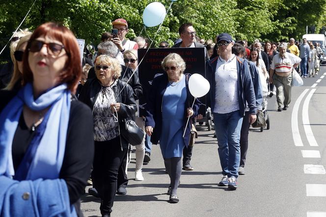 Marsz dla Kamilka z Częstochowy. Tłum skanduje: „Odpowiecie za to”, „Mordercy” pod siedzibą MOPS