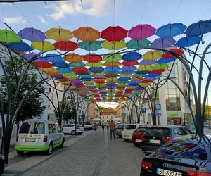 Cisza i taniec. Silent Disco pod kolorowymi parasolkami w Białymstoku