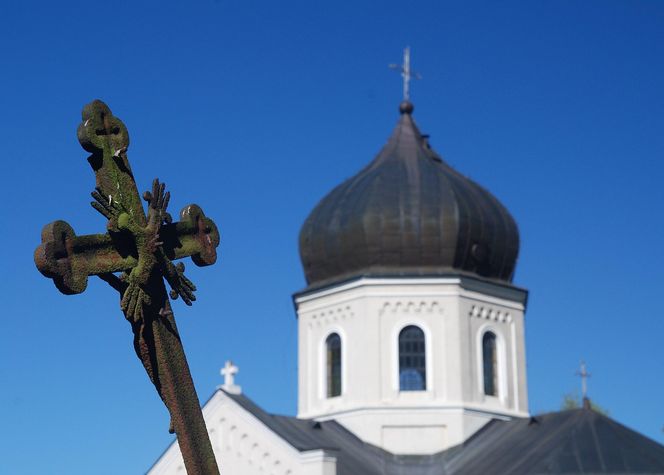 To dawna wieś królewska w Małopolsce. W pobliżu cerkwi wydobywano ropę naftową