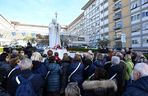 Wierni modlą się o zdrowie Franciszka przed pomnikiem Jana Pawła II. Składają kartki z życzeniami i wiązanki z białych róż