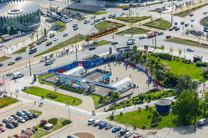 Tzw. patelnia przed stacją metra Centrum w 2025 r.