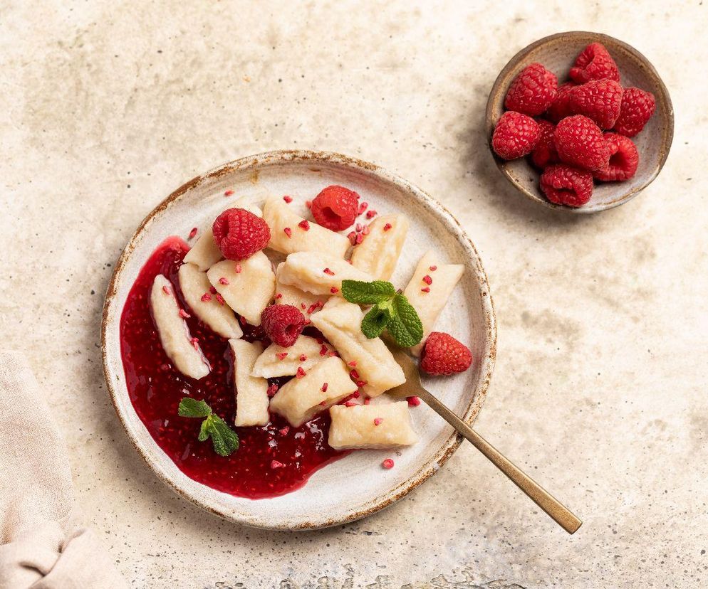 kluski leniwe z owocowym sosem