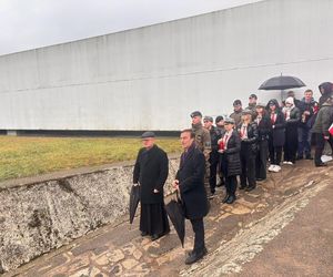 Lekcja historii i modlitwa w obozie w Sachsenhausen