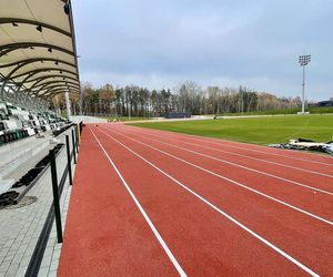 Ostatnie dni remontu stadionu w Starachowicach. Na bieżni pojawiły się tory