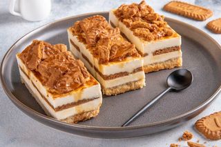 Pyszne domowe ciasta bez pieczenia. Oto 13 superprzepisów na łatwe desery na herbatnikach