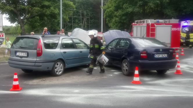 Zderzenie dwóch aut w podbydgoskim Żołędowie! [ZDJĘCIA]