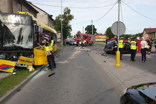Koszmarny finał zderzenia autobusu z samochodem osobowym we Włocławku. 49-latka zginęła na miejscu! [ZDJĘCIA]