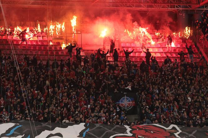 Kibice Wisły Kraków podpalili własny stadion