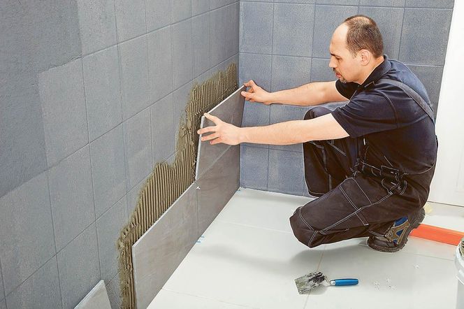 Jak ułożyć nowe płytki ceramiczne na starych płytkach? Remont łazienki bez skuwania glazury