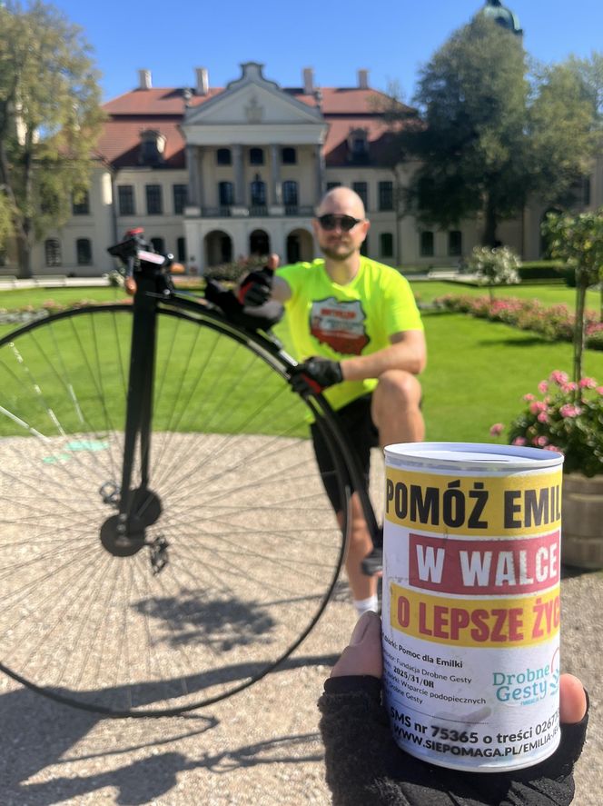 Strażak jedzie bicyklem dookoła Polski. Wszystko dla chorej córeczki