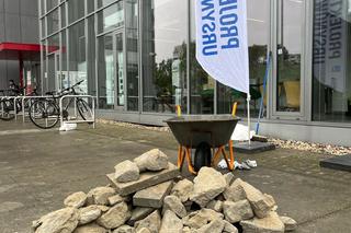 Przed urzędem dzielnicy zbudowano kolejne „Lapidarium”. „Mamy dość urzędniczych absurdów”