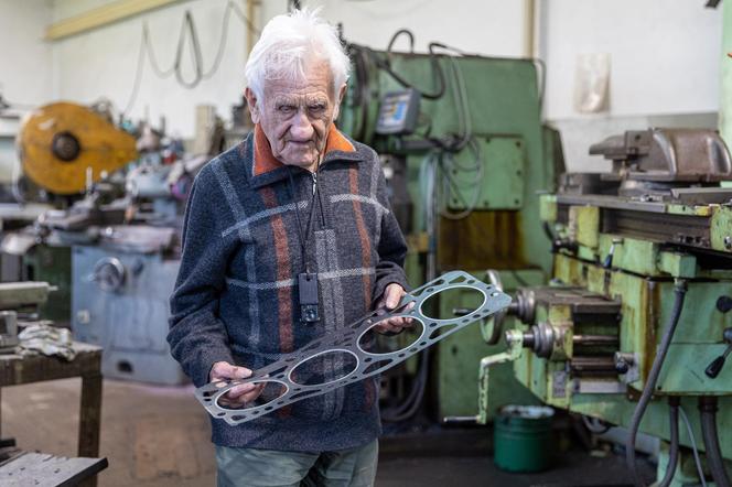 Pan Wacław ma 98 lat i nadal pracuje